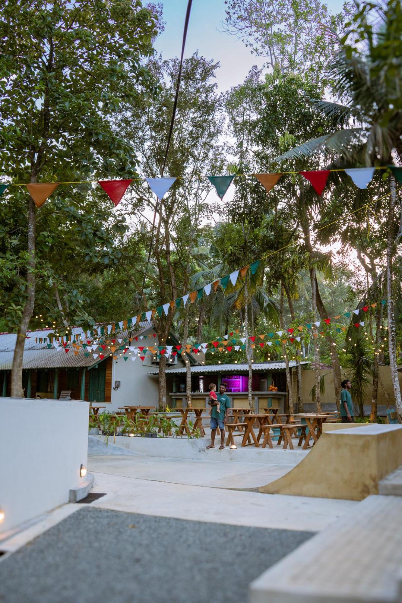 Locos Hiriketiya Hostel Dickwella Exterior photo